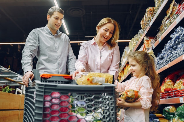 Imagem mostra uma familia em um negócio curtindo o espaço e fazendo as compras