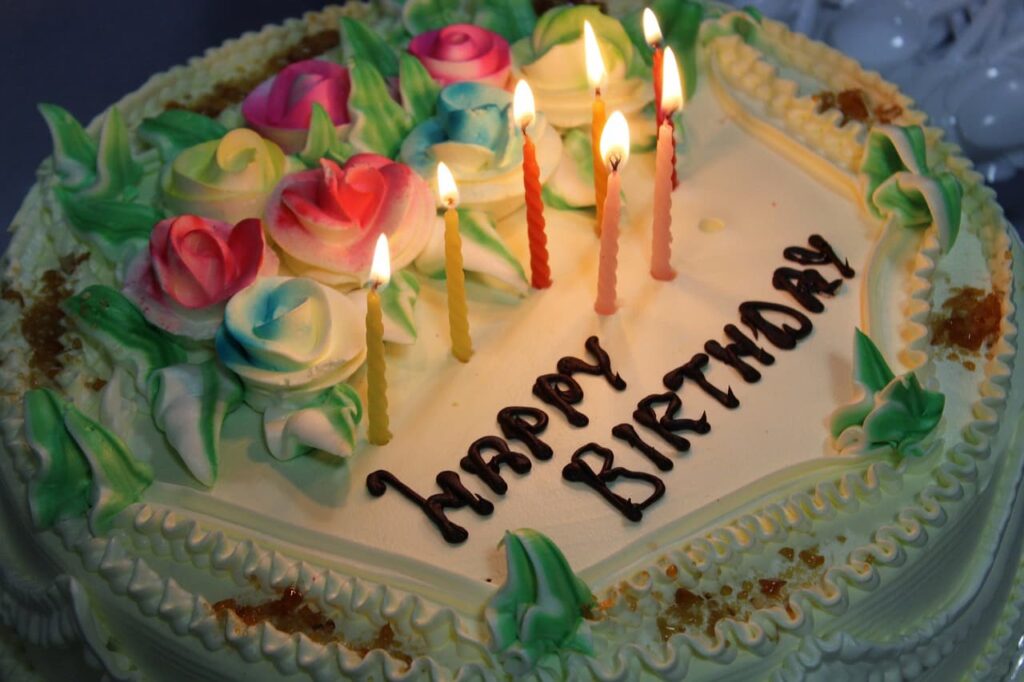 Imagem mostra bolo de aniversário