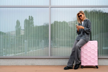 Imagem mostra mulher esperando transfer no aeroporto